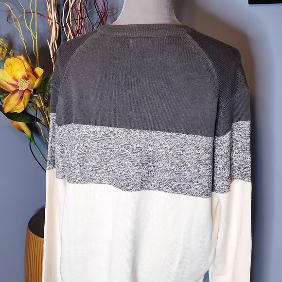 Izod Colorblock Long Sleeve Crewneck Sweater Size Large NWT - Picture 5 of 11